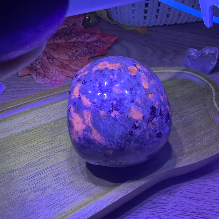 Yooperlite Skull UV Reactive (fire stone)