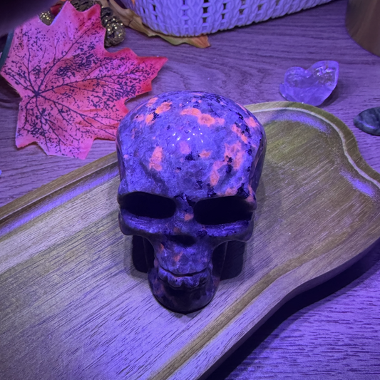 Yooperlite Skull UV Reactive (fire stone)