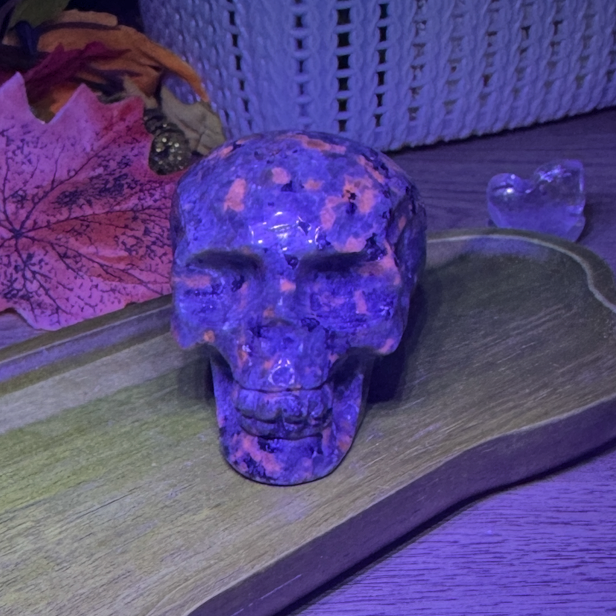 Yooperlite Skull UV Reactive (fire stone)
