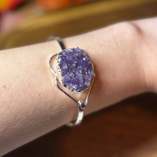 Amethyst Cluster Heart Bangle – Silver‑Plated Bracelet